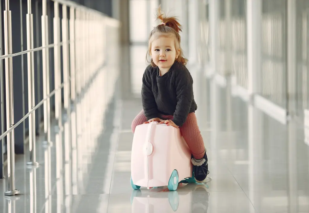 kid airport assistance services, family airport assistance services, airport assistance services, airport assistance, pregnant mom airport assistance services, moms traveling with kids, unaccompanied minors airport assistance services